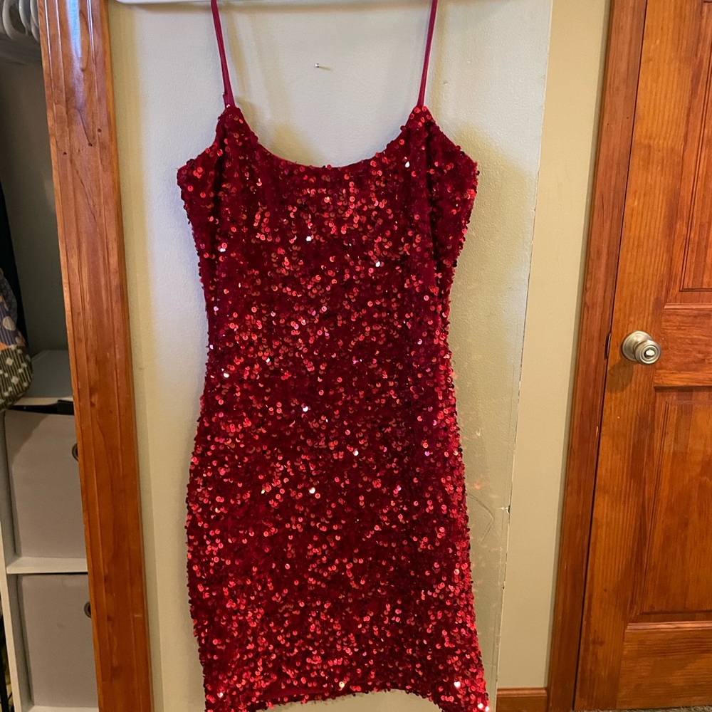 Lady black tie sparkly mini red dress